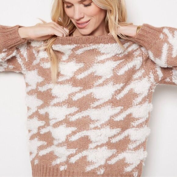 Line & Dot Houndstooth Pullover
Sweater(Size Medium) - Picture 5 of 7